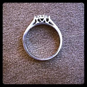 Diamond ring 10k white gold ( I ❤️ U setting)